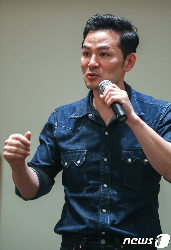 지난 24일 오후 서울 종로구 뉴스1 본사에서 열린 명사 초청 강연회에서 김창옥 휴먼컴퍼니대표가 '유쾌한 소통의 법칙'에 대해 강연하고 있다. 2018.4.24/뉴스1 © News1 성동훈 기자