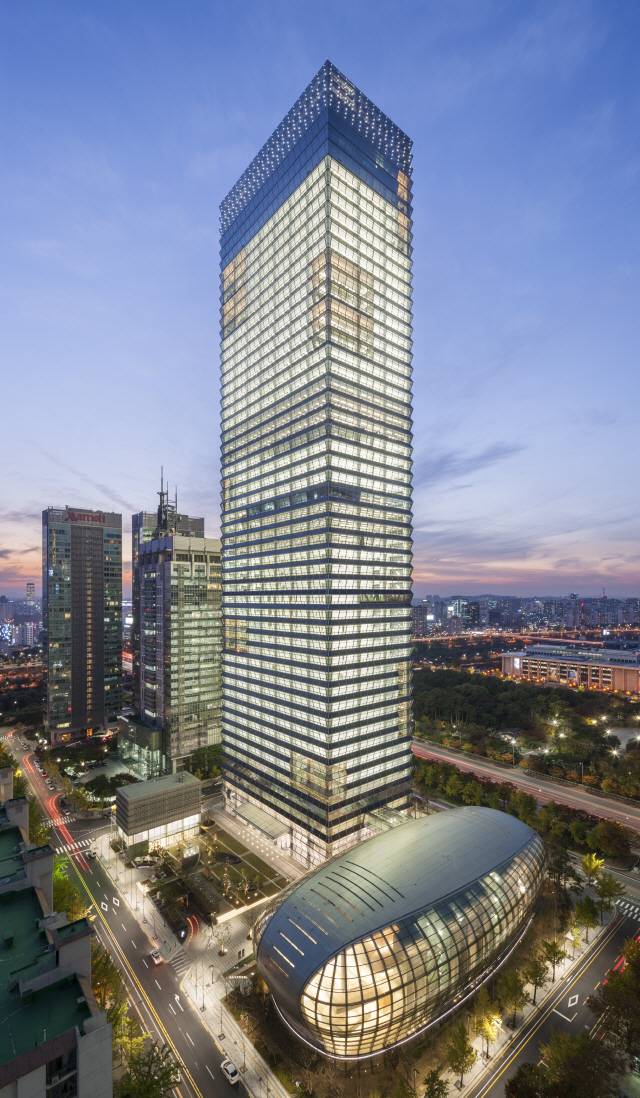 서울 여의도 전경련회관 외부 전경. 타워형과 유선형의 두 건물이 대조적이면서도 묘한 조화를 이룬다. /사진제공=남궁선작가