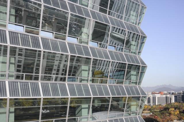 한옥의 전통적인 처마 선에서 영감을 얻은 건물 외벽. 지그재그식 모양으로 태양광을 잘 흡수하면서도 여름철에는 사무실 내부로 들어오는 빛을 최소화한다. /사진제공=남궁선작가