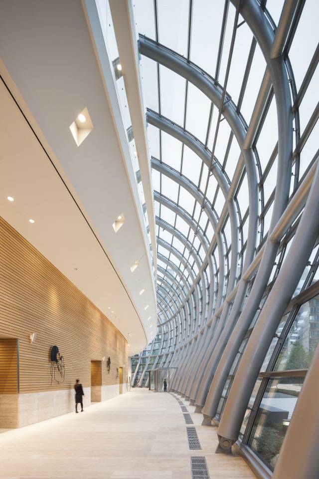 건물 천장에 에어컨이 달려 있는 일반적인 건물과 달리 전경련회관은 에어컨이 건물 바닥에 설치돼 있다. /사진제공=남궁선작가