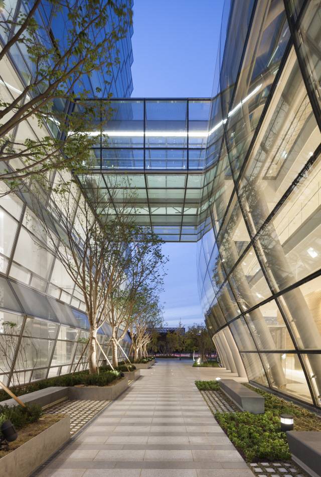 유선형 건물인 컨퍼런스센터의 3층은 타워 3층과 연결통로로 이어져 있다. /사진제공=남궁선작가