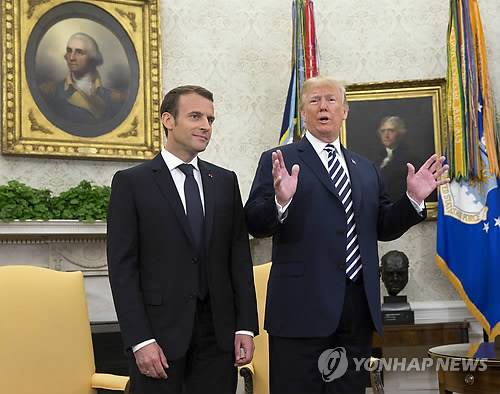 180도 달라진 트럼프…김정은 '리틀 로켓맨'서 '극찬모드'로 (워싱턴 EPA=연합뉴스) 도널드 트럼프 미국 대통령(오른쪽)이 24일(현지시간) 백악관에서 미국을 국빈방문 중인 에마뉘엘 마크롱 프랑스 대통령과 정상회담에 앞서 발언하고 있다. 트럼프 대통령은 이날 정상회담 자리에서 김정은 북한 국무위원장에 대해 "정말로 매우 많이 열려있고 우리가 보는 모든 점에서 매우 훌륭하다"고 칭찬했다. 트럼프 대통령이 사용한 '훌륭한'(honorable)이란 말은 상대에 대한 존경, 예우를 담은 표현으로, 통상 '명예롭다'는 의미를 내포한 극찬의 의미로 쓰인다. 지난해 '리틀 로켓맨'이라고 조롱하는 등 두 사람 사이에 말 폭탄이 오갔던 것에 비하면 180도 달라진 태도이다.    lkm@yna.co.kr