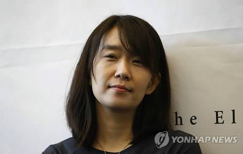 작가 한강 (서울 AP=연합뉴스) 2016년 5월 서울에서 열린 기자회견에서 포즈를 취하는 한강.