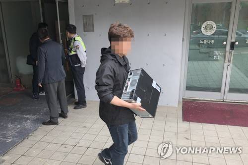 (파주=연합뉴스) 권숙희 기자 = 지난 24일 경찰이 경기도 파주시 문발동의 느릅나무출판사 건물 3층의 인테리어사무실을 압수수색하고 있다. 이 사무실은 느릅나무출판사에 무단침입해 물건을 훔친 혐의로 구속된 피의자가 운영하는 곳이다.