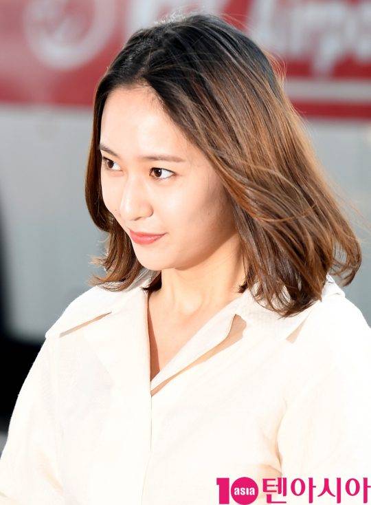 가수 겸 배우 크리스탈이 26일 오전 해외일정 참석차 인천국제공항을 통해 대만으로 출국하고 있다.