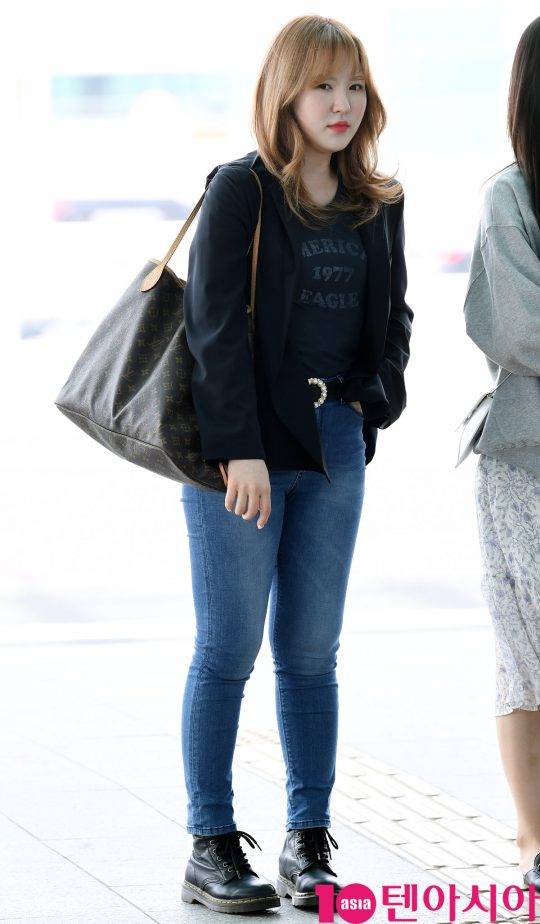 걸그룹 레드벨벳(웬디, 아이린, 슬기, 조이, 예리) 웬디가 26일 오후 The 16th Korea Times Music Festival 참석차 인천국제공항을 통해 미국으로 출국하고 있다.