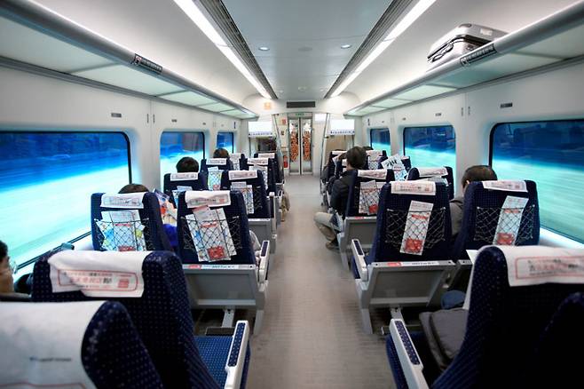 서울역에서 출발하는 공항철도 직통열차의 실내