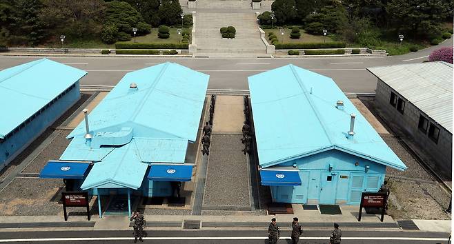 문재인 대통령과 김정은 북한 국무위원장은 27일 오전 판문점 군사분계선에서 역사적인 첫 만남을 시작한다. 남북정상은 27일 오전 판문점 T2(왼쪽)-T3 사이의 군사정전위원회 회의실 앞 군사분계선에서 문재인 대통령이 김 위원장을 맞는다. 청와대사진기자단