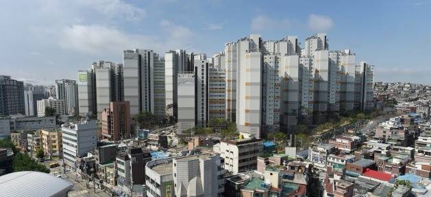 서울 마포구 아현3구역을 재개발한 ‘마포래미안푸르지오’ 준공 직후 모습. 당시 미분양이었던 이 아파트 외벽엔 특별분양을 홍보하는 현수막이 걸려 있다. 한경DB