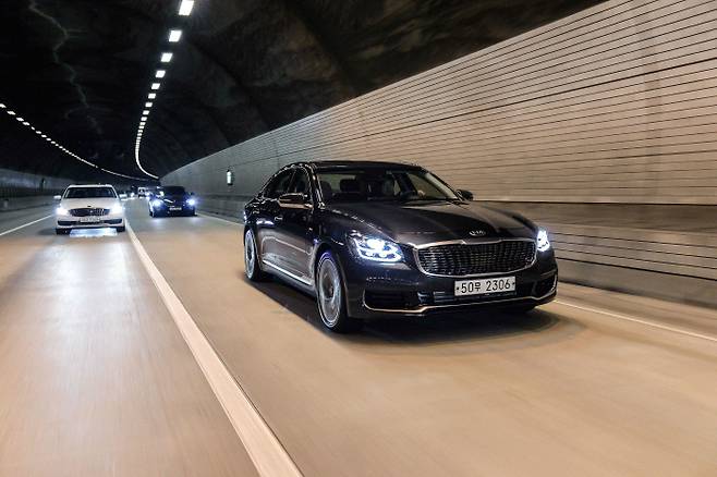 신형 K9은 터널에 진입하기 전 창문을 스스로 닫는다 /사진=기아차 제공