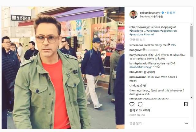 ▲ 인사동에서 쇼핑 중인 로버트 다우니 주니어. ⓒ로버트 다우니 주니어 인스타그램.