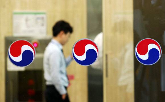 ’밀수·탈세’ 혐의 대한항공 본사 압수수색 - 김인철 기자 = 한진그룹 총수 일가 관세포탈 혐의를 조사 중인 관세청이 대한항공 본사 전산센터와 김포공항 사무실 등을 압수수색한 23일 오후 서울 강서구 대한항공 전산센터에서 직원들이 건물을 드나들고 있다. 연합뉴스