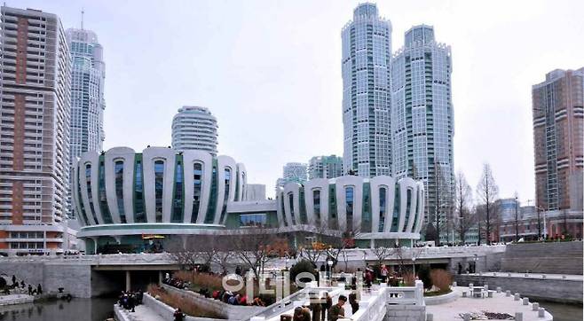 평양 여명거리내 고층 아파트 밀집지역 전경.[사진=연합뉴스]