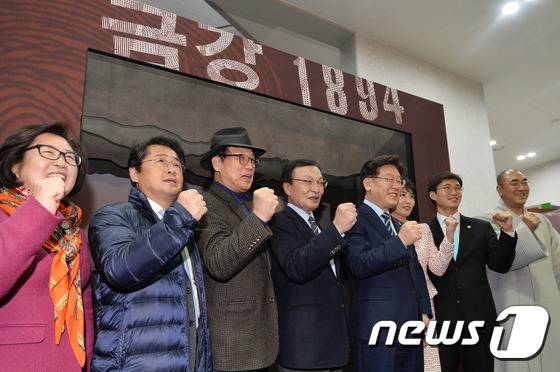 2016년 12월 1일 경기도 성남시 분당구 성남아트센터 오페라하우스에서 열린 뮤지컬 ‘금강 1894’ 개막공연을 찾은 시민들과 기념촬영을 하고 있는 이재명 당시 성남 시장. 2016.12.1/뉴스1 © News1 이재명 기자