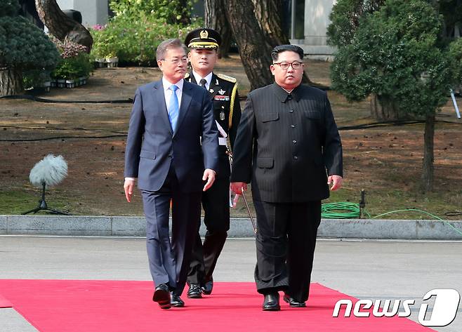 문재인 대통령과 김정은 북한 국무위원장이 27일 오전 판문점에서 사열을 받고 있다. 2018.4.17. © News1 한국공동사진기자단
