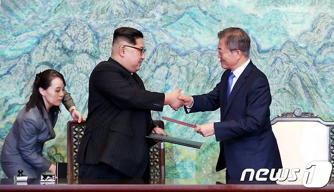 문재인 대통령과 김정은 국무위원장이 27일 오후 판문점 평화의 집에서 열린 남북정상회담에서 한반도의 평화와 번영, 통일을 위한 판문점 선언문에 서명 후 교환하고 있다. 2018.4.27 © News1 한국공동사진기자단