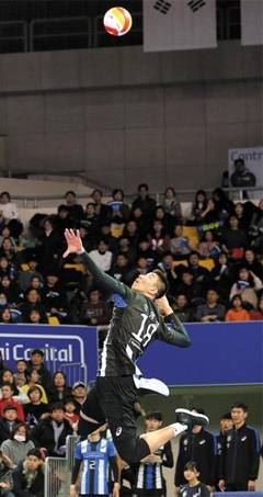 경기 중 강력한 스파이크 서브를 때리는 모습. /현대캐피탈