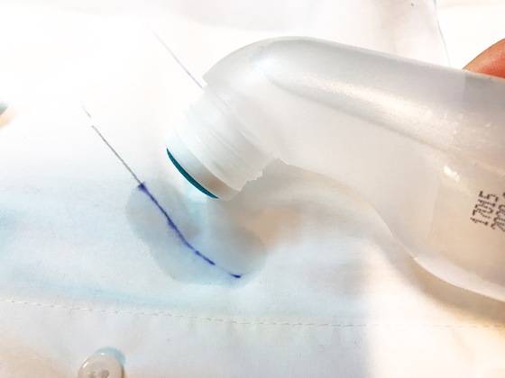 검은색 볼펜 자국에 물파스를 바르자마자 파랗게 잉크가 번져 나오는 게 보인다.