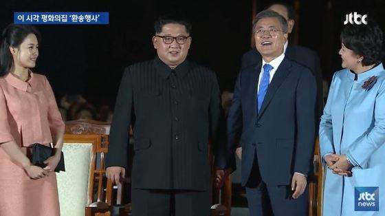 27일 밤 남북정상회담 만찬이 끝난 뒤 열린 환송행사에서 문재인 대통령과 김정은 북한 국무위원장이 손을 잡고 영상을 보고 있다.[사진 JTBC 방송화면 캡처]