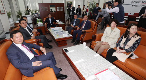 [사진설명=2018남북정상회담이 열린 27일 국회에서 자유한국당 김성태 원내대표와 의원들이 문재인 대통령이 판문점에서 북한 김정은 국무위원장을 만나는 TV 생중계를 보고 있다. 사진제공=연합뉴스]