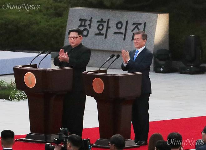 문재인 대통령과 김정은 국무위원장이 27일 오후 '2018 남북정상회담'이 열린 판문점 남측 평화의 집 앞에서 '판문점 선언' 합의에 대한 입장을 발표했다. ⓒ한국공동사진기자단