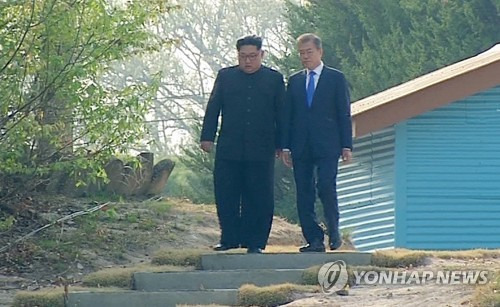 [남북정상회담] 남북정상 산책대화 (서울=연합뉴스) 문재인 대통령과 김정은 북한 국무위원장이 27일 오후 판문점 군사분계선 인근에서 기념식수를 마친 뒤 '도보다리'로 이동하며 대화를 하고 있다.2018.4.27 [연합뉴스 TV 제공]      photo@yna.co.kr