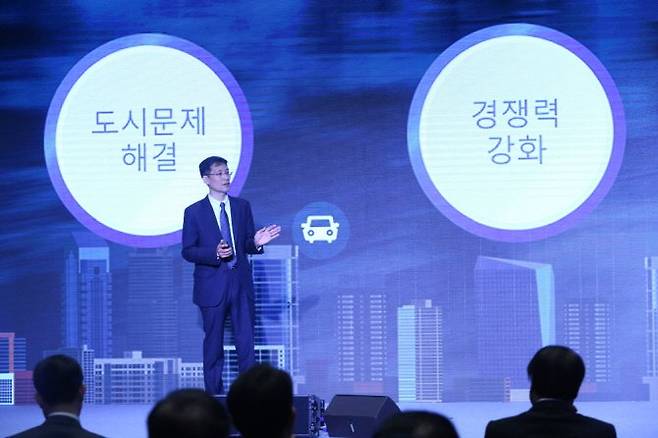 송상엽 한글과컴퓨터 전무가 지난 26일 서울 코엑스에서 열린 ‘한컴 말랑말랑데이’ 행사에서 블록체인 기반 스마트시티 구축에 관한 전략을 설명하고 있다. 한글과컴퓨터 제공