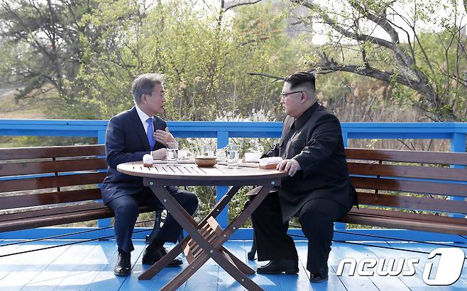 문재인 대통령과 김정은 국무위원장이 공동 식수를 마친 뒤 군사분계선 표식물이 있는 '도보다리'에 도착해 환담을 나누고 있다. 2018.4.27/뉴스1 © News1 한국공동사진기자단