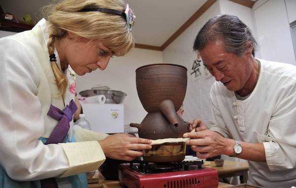 김택상 명인이 공방을 찾은 한 외국인의 술 빚기 체험을 돕고 있다. /삼해소주가 제공