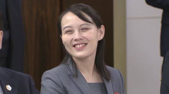 김정은 국무위원장, 부인 리설주 여사, 동생 김여정 노동당 제1부부장이 27일 오후 판문점 평화의 집에서 열린 환영만찬에서 제주도 오연준군의 '고향의 봄'을 들은 뒤 박수치고 있다.