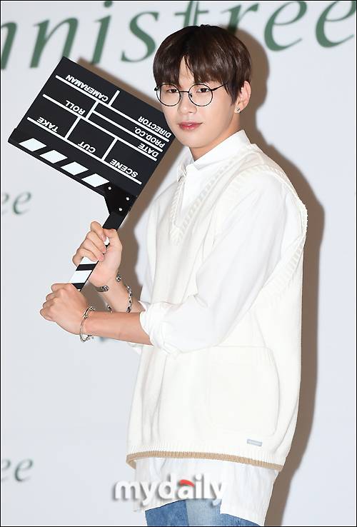 ▲ 워너원 강다니엘 '안경 쓰니 더 귀여워'