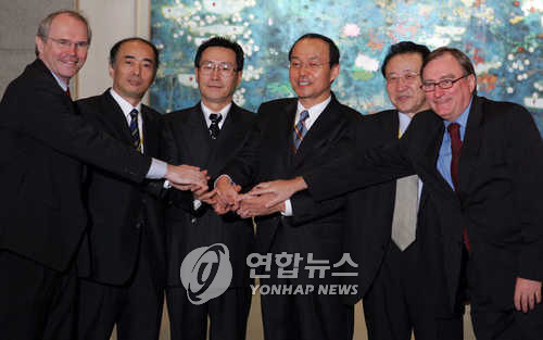 2005년 9.19 공동성명 채택 때 손 맞잡은 6자회담 당사국 대표들 [연합뉴스 자료사진]