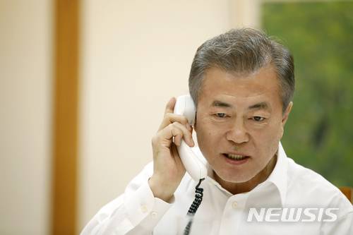 【서울=뉴시스】문재인 대통령이 28일 청와대 관저에서 도널트 트럼프 미 대통령과 통화하고 있다. 2018.04.29 (사진=청와대 제공) photo@newsis.com