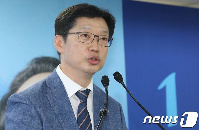 김경수 더불어민주당 의원이 25일 오후 부산 진구 오거돈 선거사무소 개소식에서 축사를 하고 있다. 2018.4.25/뉴스1 © News1 여주연 기자