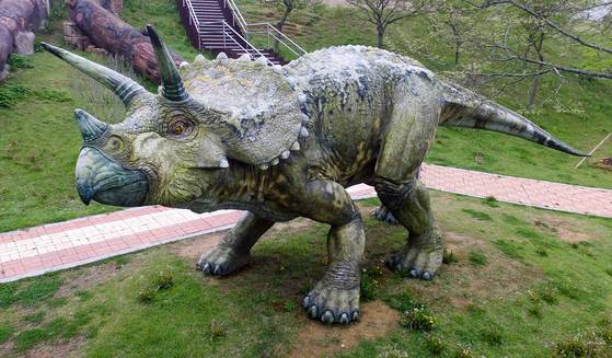 해남 우항리 공룡화석지 야외에 세워진 대형 공룡 조형물. 프리랜서 장정필