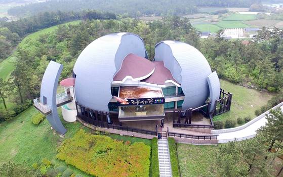 해남 우항리 공룡화석지 내 새 알 모양의 조류생태관. 프리랜서 장정필