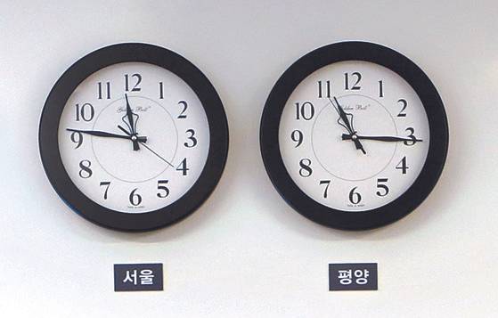 지난 27일 판문점 평화의 집에 걸려 있는 남북한 시간을 가리키고 있는 벽시계. 김상선 기자
