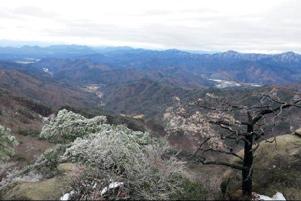 [월간산]정상인 일출봉에서 내려다 본 백련사계곡과 명암리. 오른쪽 분지는 학산리. 학산리 오른쪽은 주론산과 구학산이다.