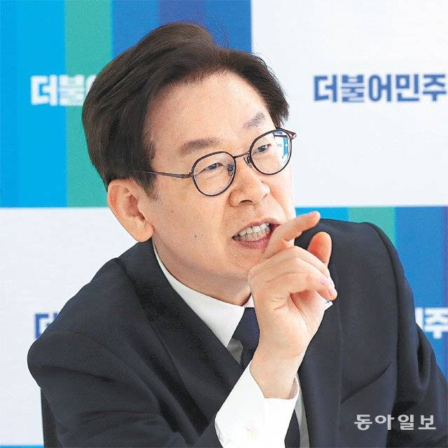 더불어민주당 경기도지사 후보인 이재명 전 경기 성남시장이 30일 경기 수원시 팔달구 명캠프 사무실에서 동아일보와 인터뷰를 갖고  성남표 복지를 경기도로 확장하겠다고 강조했다. 이 후보는 “(시장 재임 시절) 성남이 너무 앞서나간다는 지적도 있었지만 전국에서  골목경제가 살아난 곳은 성남밖에 없었다”고 말했다. 수원=홍진환 기자 jean@donga.com