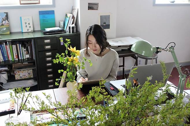 커피사 마리아의 이마리아 씨가 그림을 그리고 있다. / 사진=양유창 기자