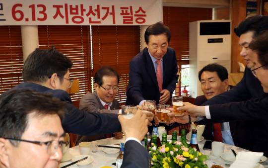 “필승” : 자유한국당 홍준표(왼쪽 두 번째) 대표와 김성태(〃세 번째) 원내대표가 30일 서울 여의도 한 식당에서 열린 ‘6·13 지방선거 필승을 위한 국회의원 만찬’에 참석해 건배하고 있다.  연합뉴스