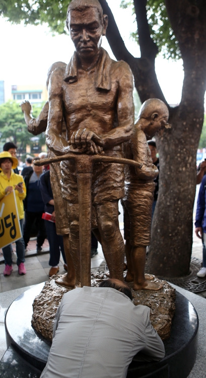 강제징용 노동자 후손의 오열 (창원=연합뉴스) 박정헌 기자 = 1일 오후 경남 창원시 정우상가 앞에서 열린 '일제 강제징용 노동자상 제막식'에서 한 강제징용 노동자 후손이 노동자상 앞에서 오열하고 있다. 2018.5.1
