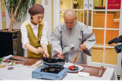 가지방울토마토조림을 요리하고 있는 우관스님 [출처=주영한국문화원 제공]