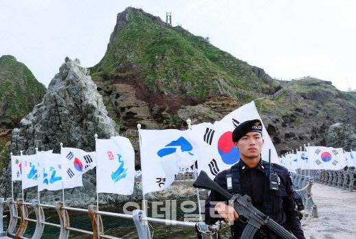 독도경비대원인 황덕영 일경이 15일 오전 경상북도 울릉군 울릉읍 독도리 독도에서 독도 수호 임무를 묵묵히 수행하고 있다. (사진=전상희 기자)