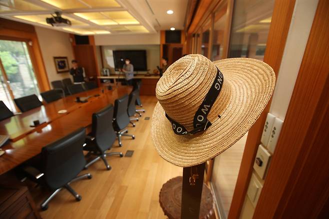 고 노무현 전 대통령이 사용했던 모자가 서재 한쪽에 걸려 있다. 송봉근 기자