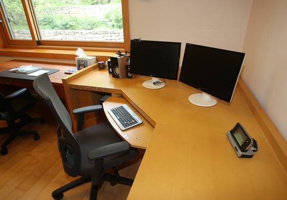 고 노무현 전 대통령이 거실에서 사용하던 컴퓨터. 송봉근 기자