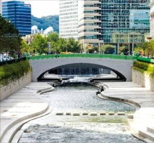 2005년 복원된 청계천 모습.