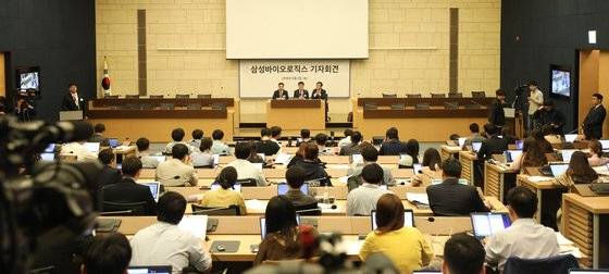2일 오후 서울 중구 대한상공회의소에서 열린 삼성바이오로직스 금감원의 회계 처리 위반 판단에 따른 대응 및 후속조치에 대한 긴급 기자회견에서 윤호열 삼성바이오로직스 상무가 기자들의 질문에 답하고 있다. 왼쪽부터 심병화 삼성바이오로직스 상무, 김동중 전무, 윤호열 상무. /사진=뉴스1