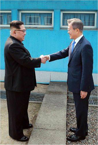 문재인 대통령과 김정은 국무위원장이 지난 27일 오전 판문점에서 만나 인사하고 있다. (사진=한국공동취재단)