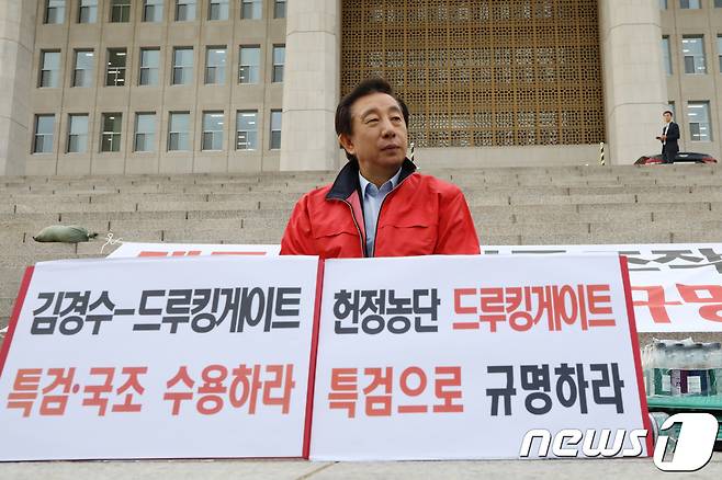 김성태 자유한국당 원내대표가 3일 오후 서울 여의도 국회 본청 계단 앞에서 '드루킹 사건' 특검 관철을 요구하며 무기한 노숙단식 농성에 돌입했다. 뉴스1 © News1 이동원 기자